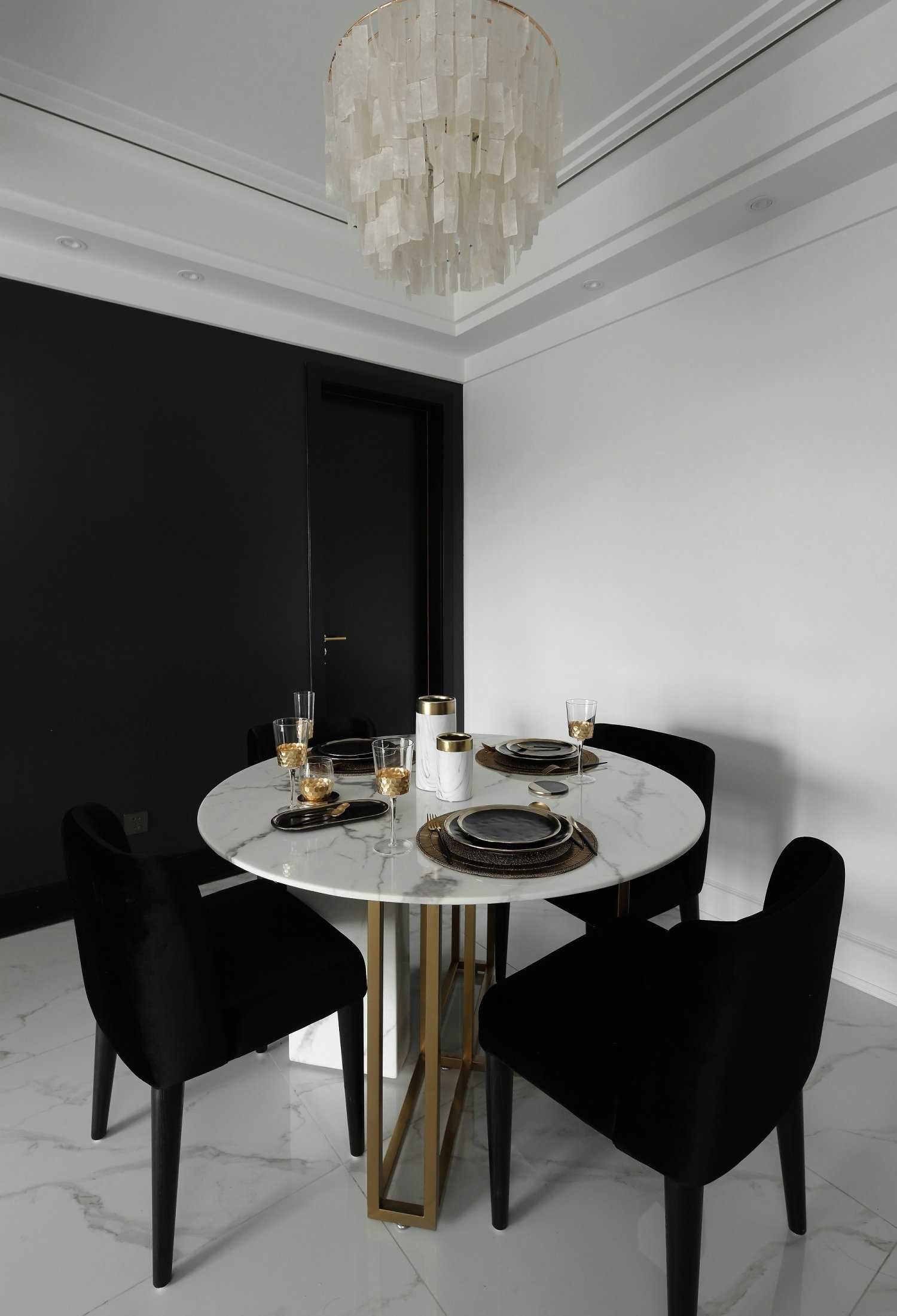 白色為主 黑色點(diǎn)綴 在這個(gè)黑白相交的空間里點(diǎn)綴上香橙色 看起來沒有一點(diǎn)突兀 白色為主 黑色點(diǎn)綴 在這個(gè)黑白相交的空間里點(diǎn)綴上香橙色 看起來沒有一點(diǎn)突兀