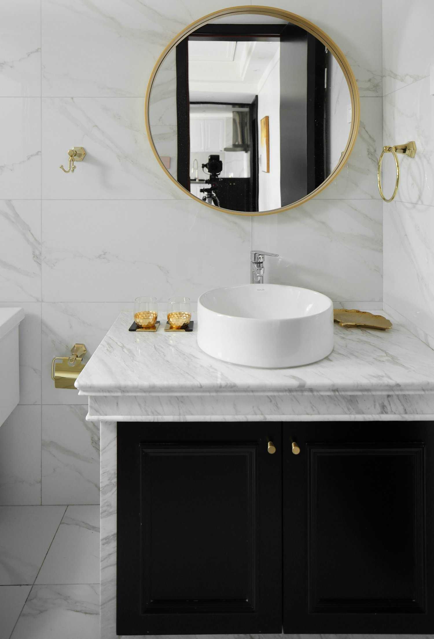 白色為主 黑色點(diǎn)綴 在這個(gè)黑白相交的空間里點(diǎn)綴上香橙色 看起來沒有一點(diǎn)突兀 白色為主 黑色點(diǎn)綴 在這個(gè)黑白相交的空間里點(diǎn)綴上香橙色 看起來沒有一點(diǎn)突兀