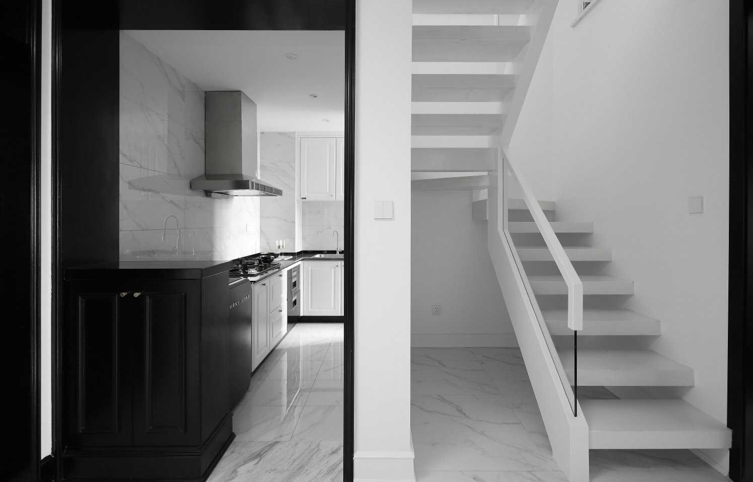 白色為主 黑色點(diǎn)綴 在這個(gè)黑白相交的空間里點(diǎn)綴上香橙色 看起來沒有一點(diǎn)突兀 白色為主 黑色點(diǎn)綴 在這個(gè)黑白相交的空間里點(diǎn)綴上香橙色 看起來沒有一點(diǎn)突兀