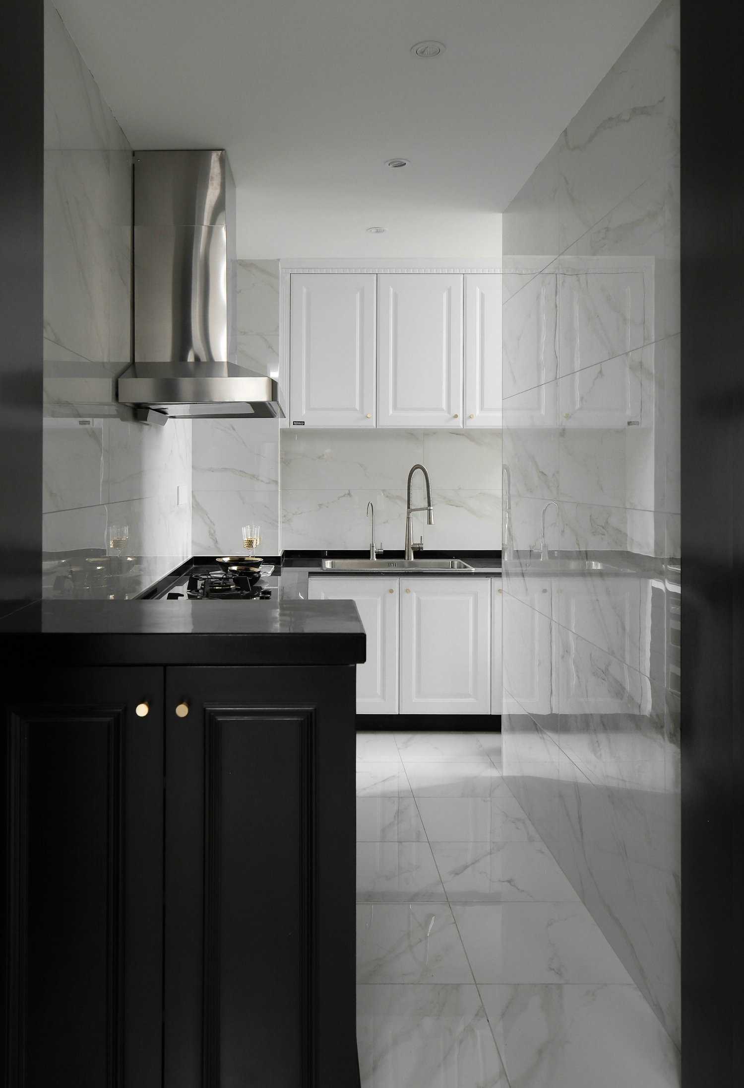 白色為主 黑色點(diǎn)綴 在這個(gè)黑白相交的空間里點(diǎn)綴上香橙色 看起來沒有一點(diǎn)突兀 白色為主 黑色點(diǎn)綴 在這個(gè)黑白相交的空間里點(diǎn)綴上香橙色 看起來沒有一點(diǎn)突兀