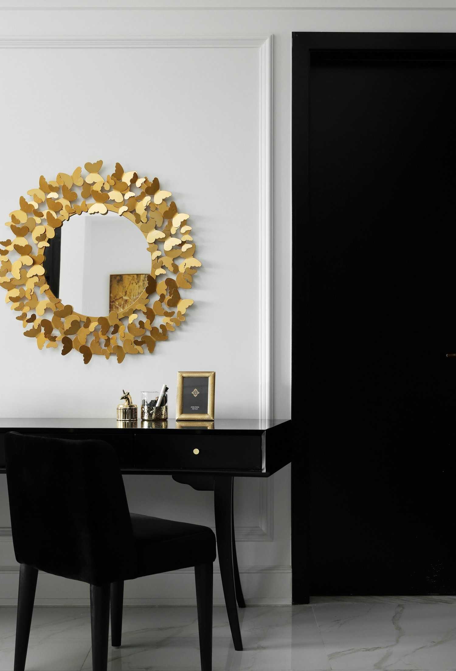 白色為主 黑色點(diǎn)綴 在這個(gè)黑白相交的空間里點(diǎn)綴上香橙色 看起來沒有一點(diǎn)突兀 白色為主 黑色點(diǎn)綴 在這個(gè)黑白相交的空間里點(diǎn)綴上香橙色 看起來沒有一點(diǎn)突兀